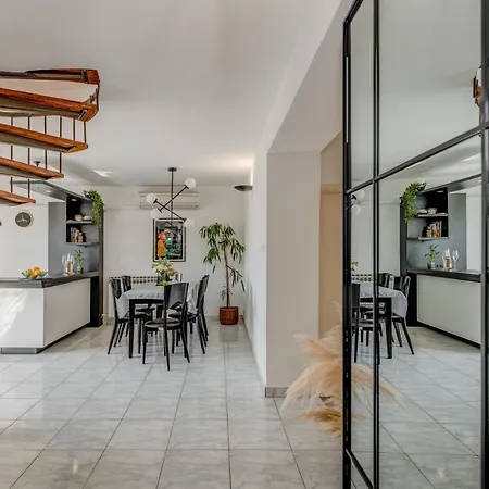 Opera Apartment *